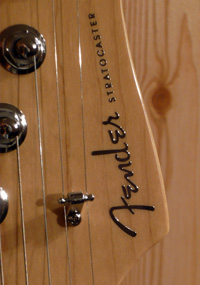 American Deluxe Stratocaster ロゴ